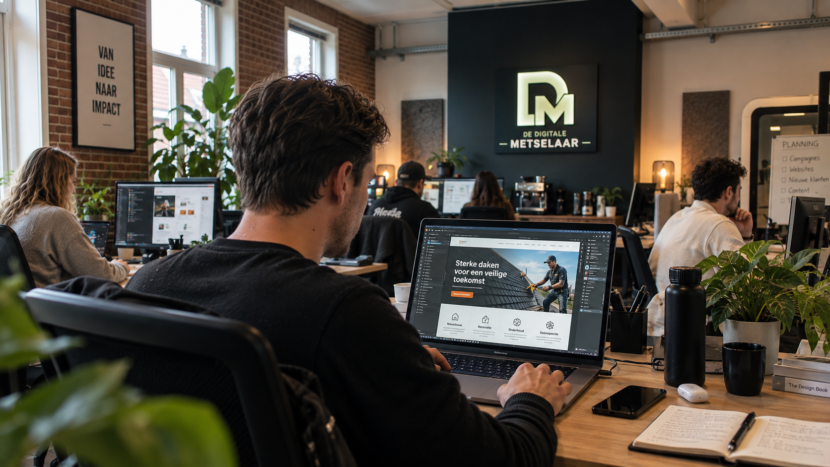 Het team van De Digitale Metselaar aan het werk op kantoor